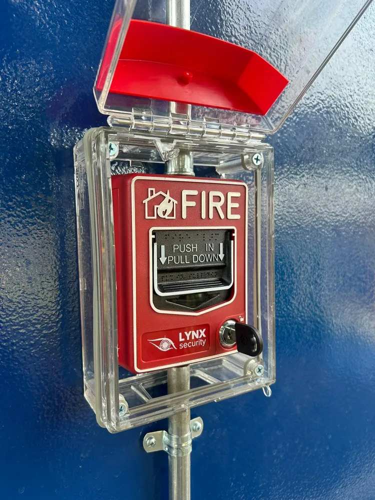 Estación manual de alarma contra incendio instalada por Coltronix