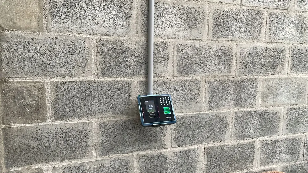 Biométrico de control de asistencia ZKTeco instalado en una empresa