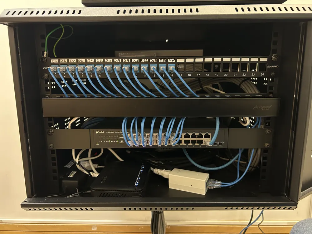 Rack de cableado estructurado empresarial organizado por Coltronix