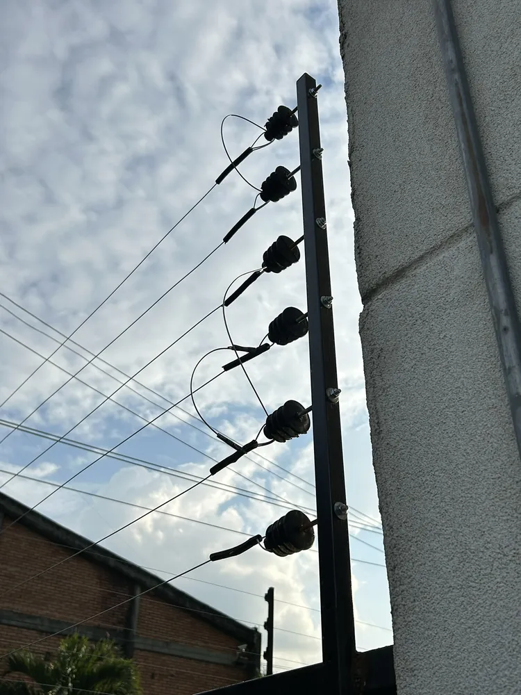 Cerca eléctrica perimetral instalada por Coltronix en Cali