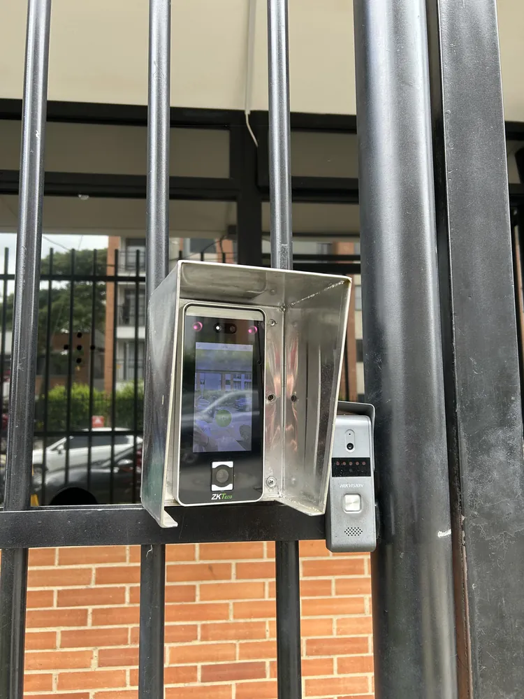 Control de acceso facial y videoportero en la reja de un conjunto