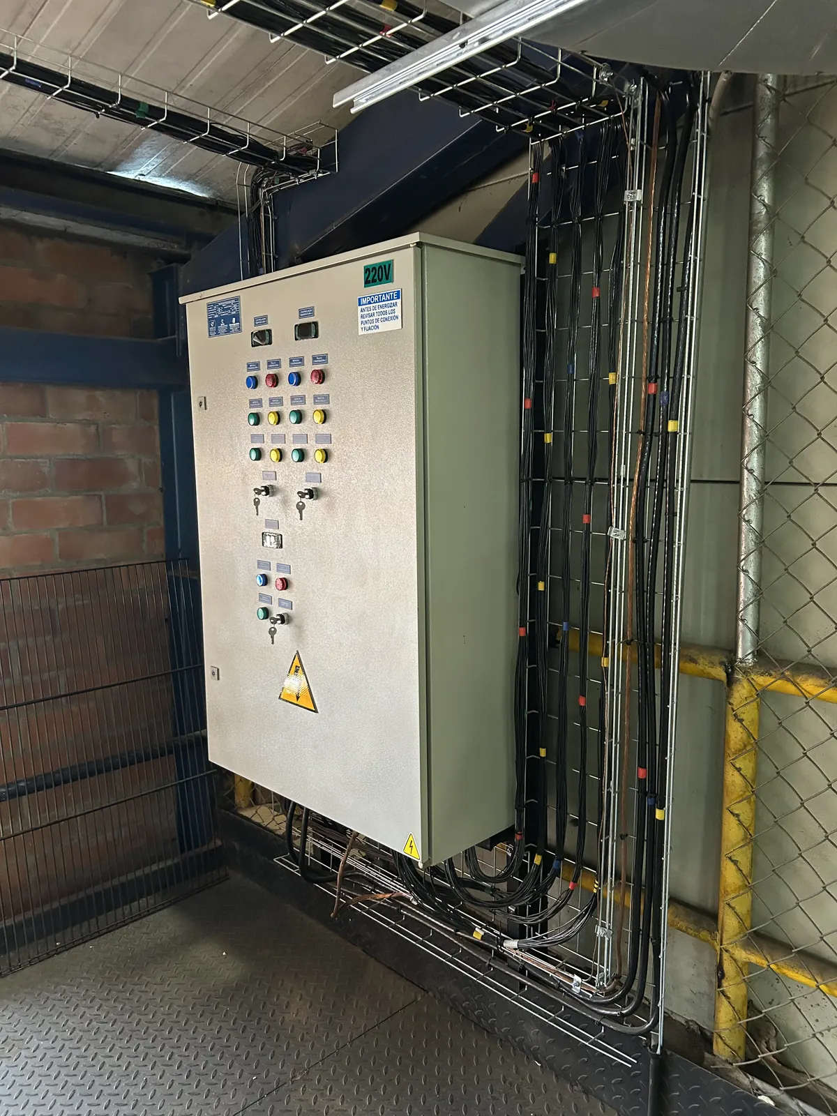 Tablero eléctrico de control para cuartos fríos instalado por Coltronix para Atlantic