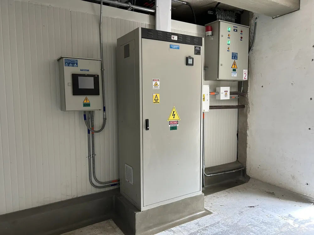 Tableros eléctricos de cuarto frío instalados por Coltronix en Cali