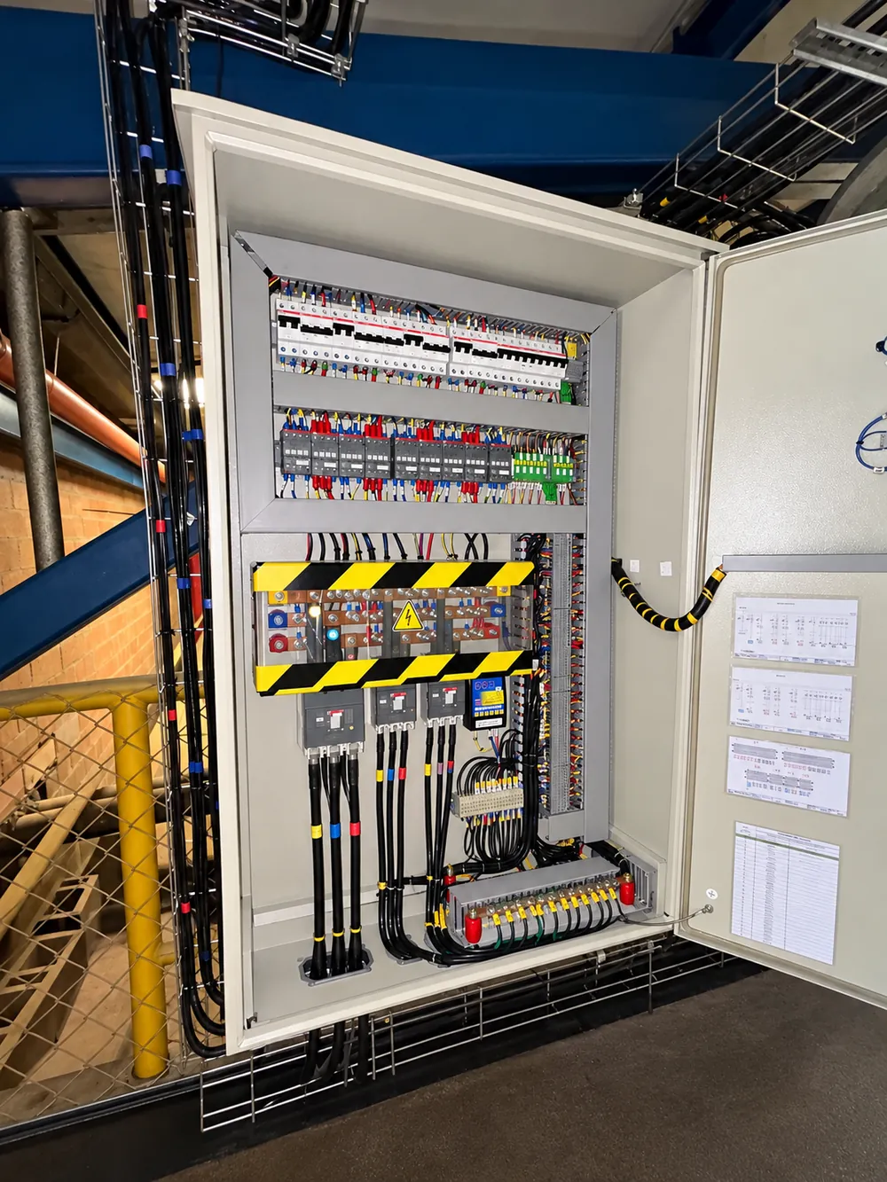 Tablero eléctrico para cuartos fríos instalado por Coltronix en Cali